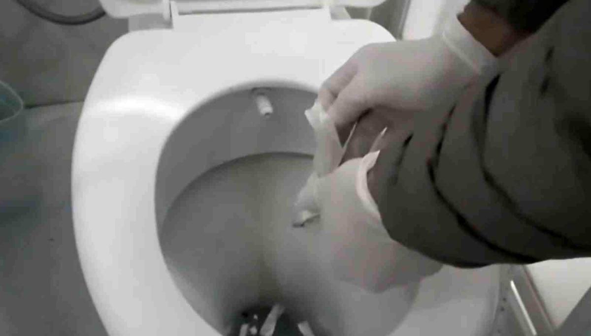 Aksaray’da öğrencilere satılan uyuşturucular, klozetten çıktı