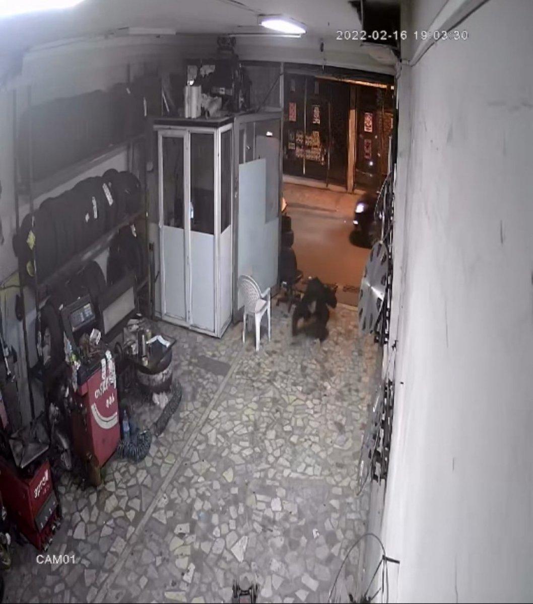 Okmeydanı’nda tamirhane önünde oturan gence silahlı saldırı