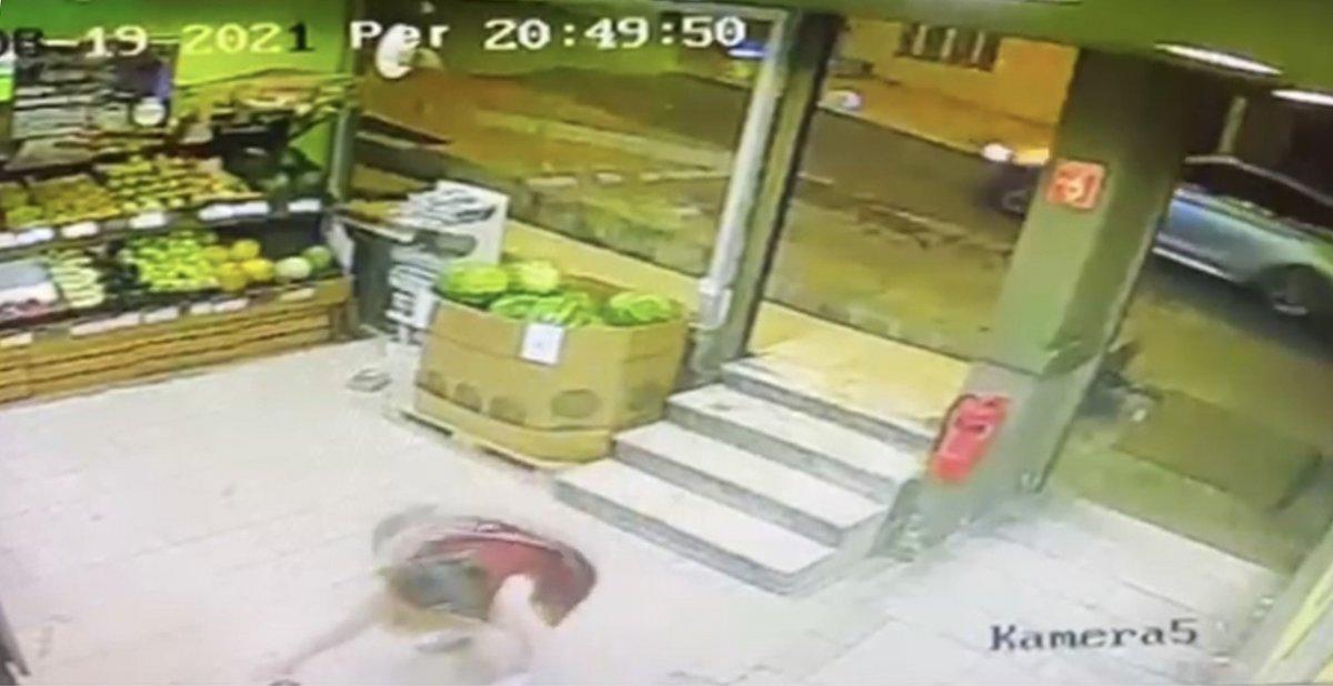 Beyoğlu’nda genç kıza kapkaç kamerada