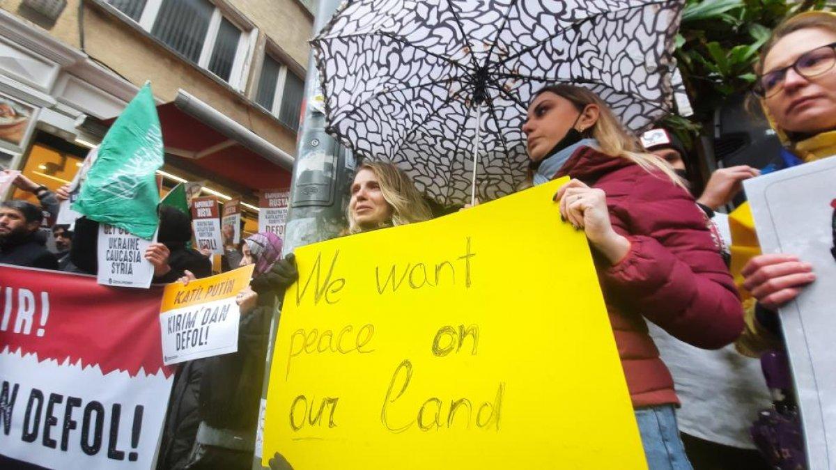 İstanbul'da Ukrayna'yı destekleyen grup Rusya Başkonsolosluğu önünde toplandı