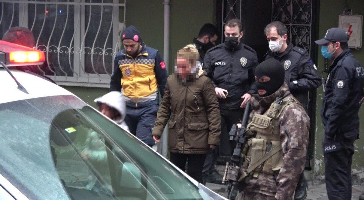 Sultangazi’de, eşini ve çocuğunu rehin aldı