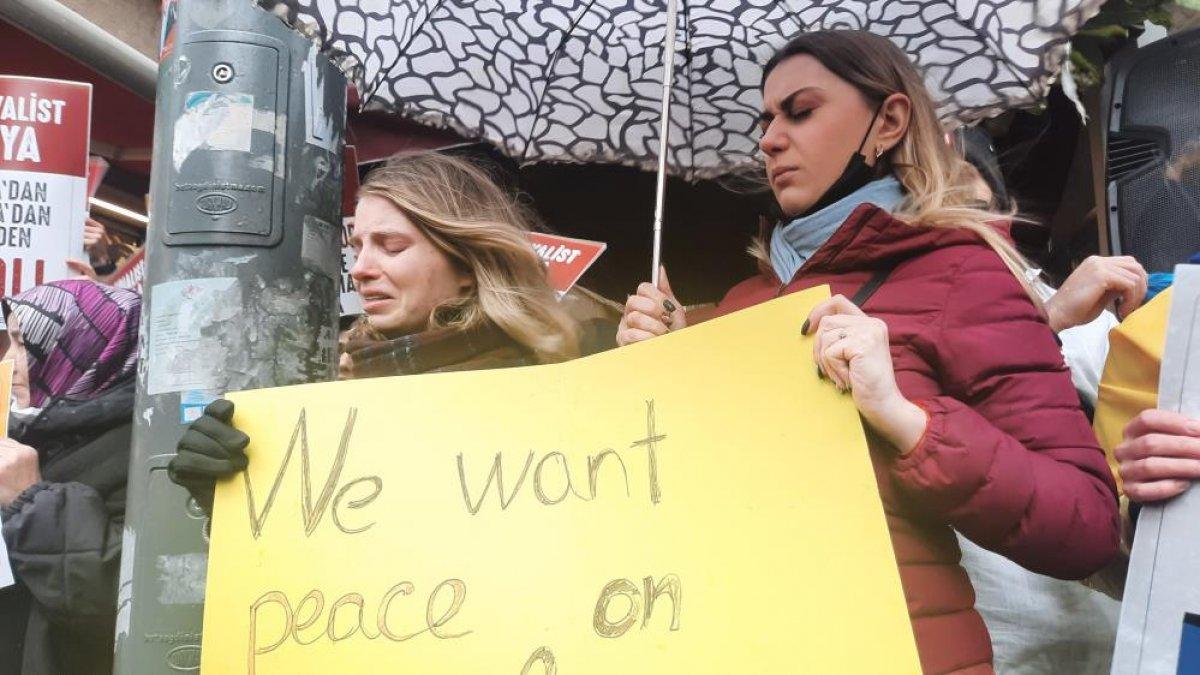 İstanbul'da Ukrayna'yı destekleyen grup Rusya Başkonsolosluğu önünde toplandı