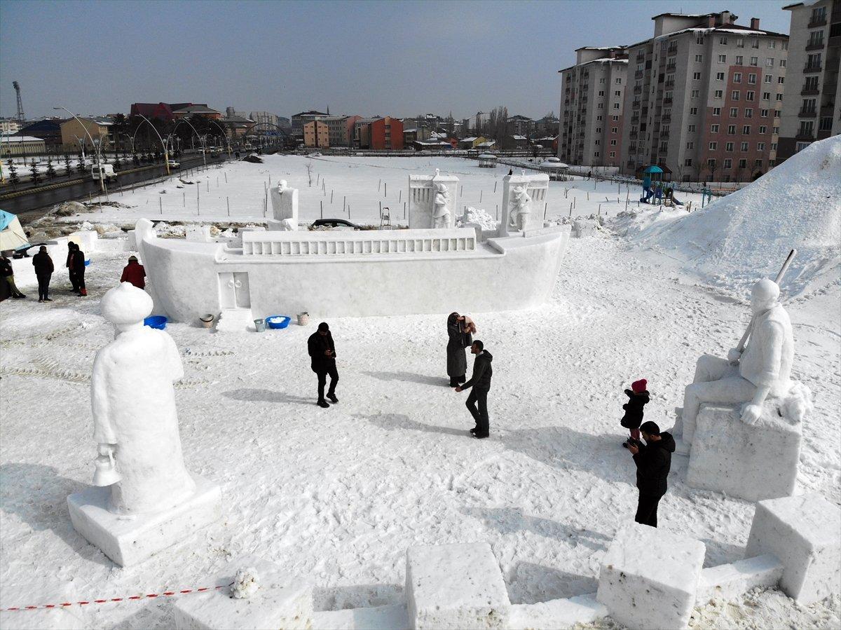 Ağrı'da kar festivali için masal kahramanlarının kardan heykelleri yapıldı