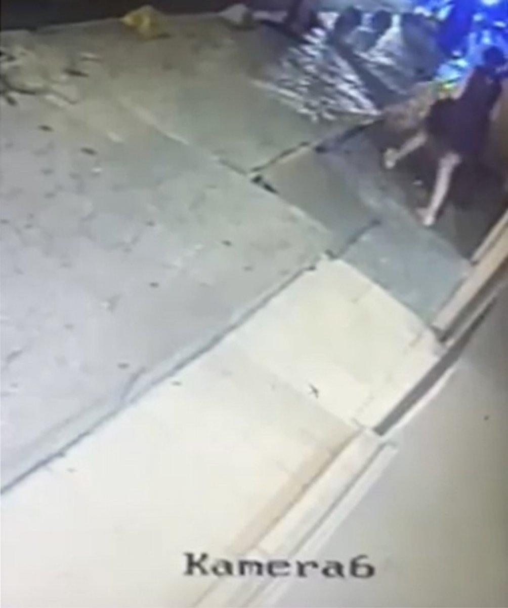 Beyoğlu’nda genç kıza kapkaç kamerada