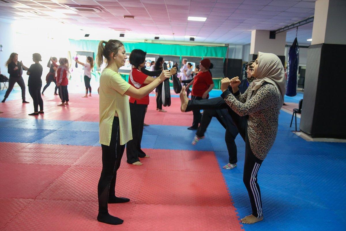 Antalya'da ev hanımları, kendilerini korumak için tekvando öğreniyor