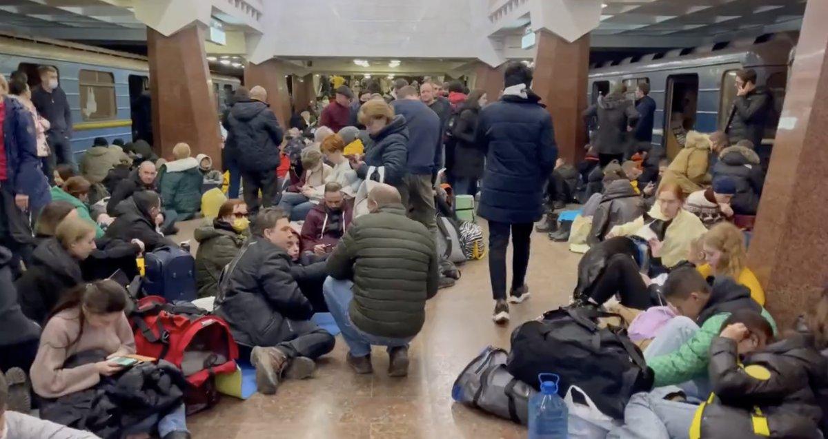 Ukraynalılar metro istasyonlarına sığındı