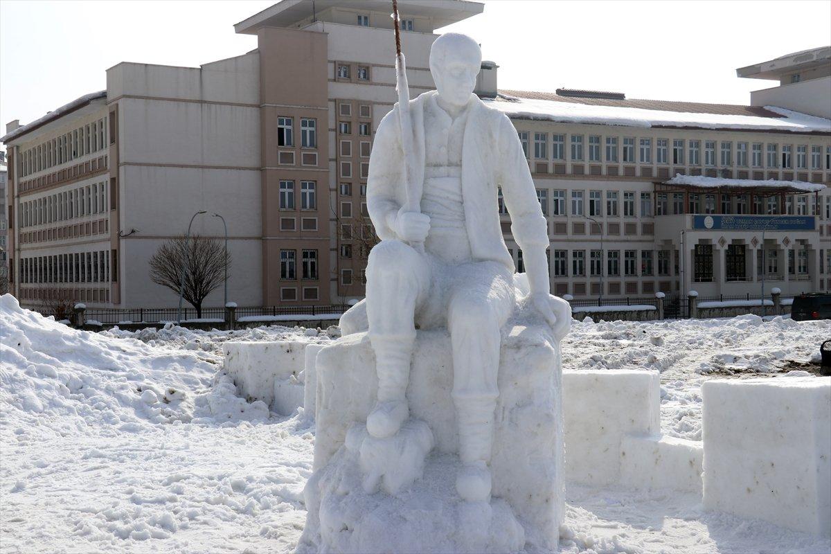 Ağrı'da kar festivali için masal kahramanlarının kardan heykelleri yapıldı