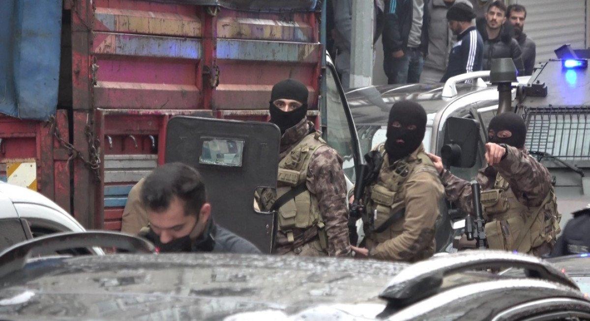 Sultangazi’de, eşini ve çocuğunu rehin aldı