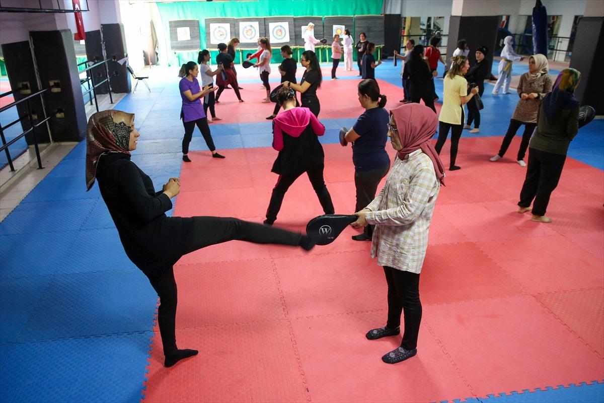 Antalya'da ev hanımları, kendilerini korumak için tekvando öğreniyor