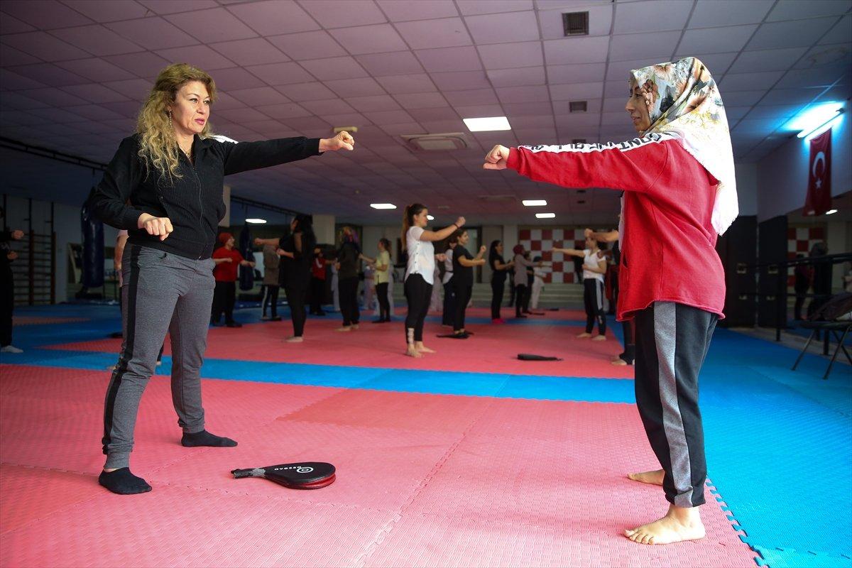 Antalya'da ev hanımları, kendilerini korumak için tekvando öğreniyor