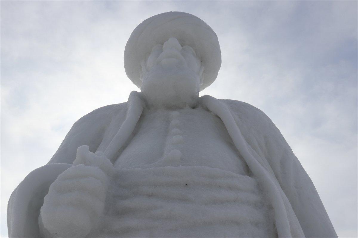 Ağrı'da kar festivali için masal kahramanlarının kardan heykelleri yapıldı