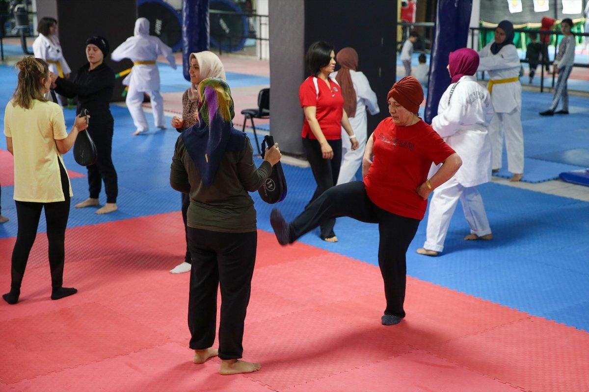 Antalya'da ev hanımları, kendilerini korumak için tekvando öğreniyor