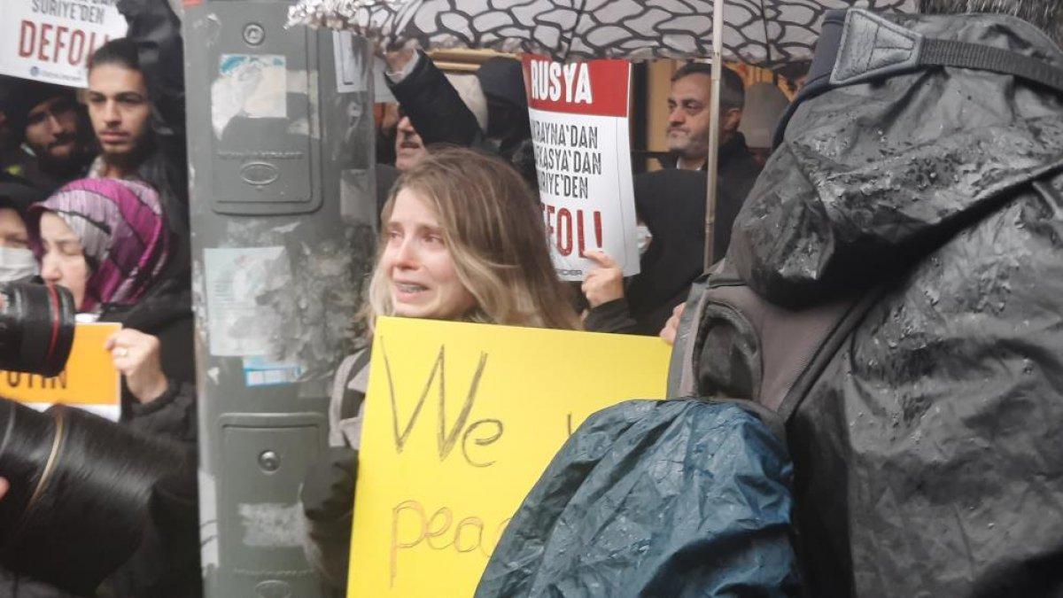 İstanbul'da Ukrayna'yı destekleyen grup Rusya Başkonsolosluğu önünde toplandı