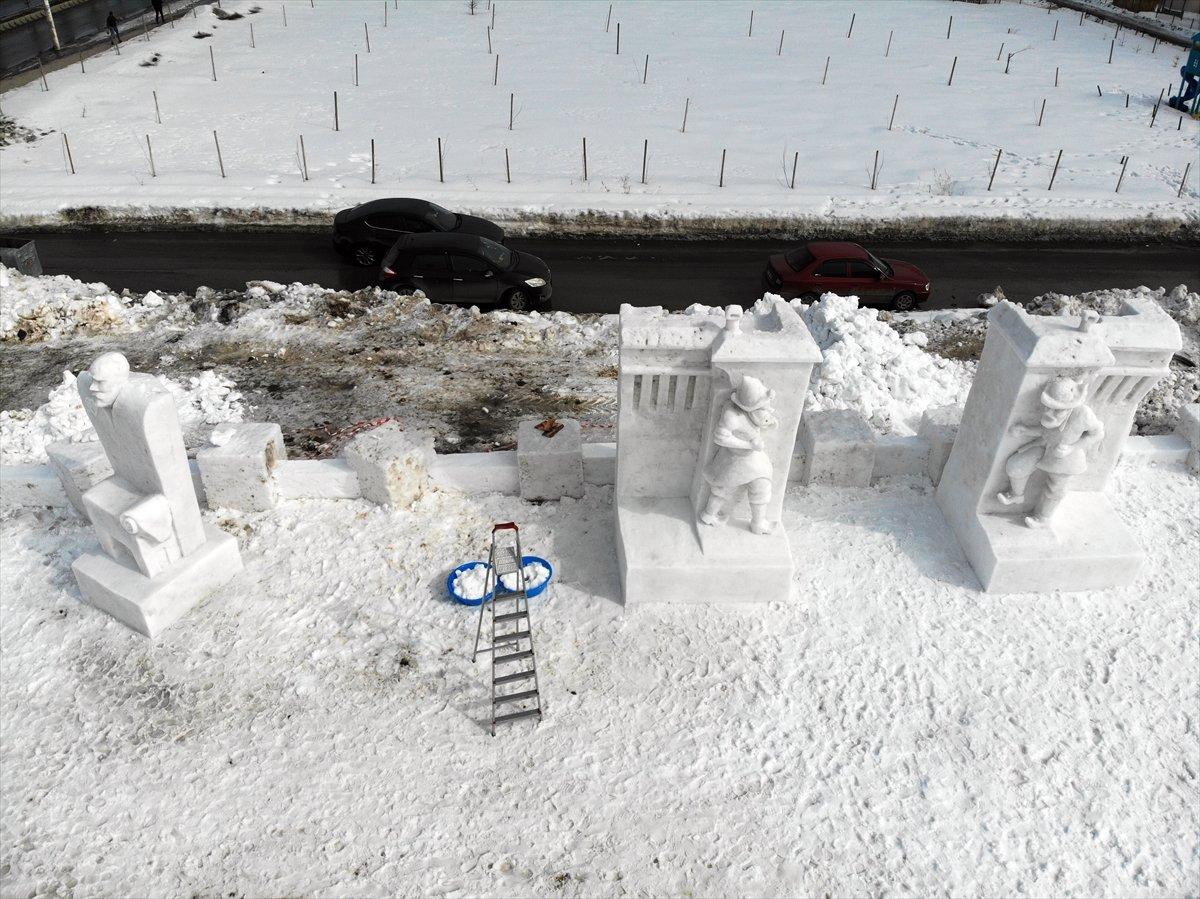 Ağrı'da kar festivali için masal kahramanlarının kardan heykelleri yapıldı