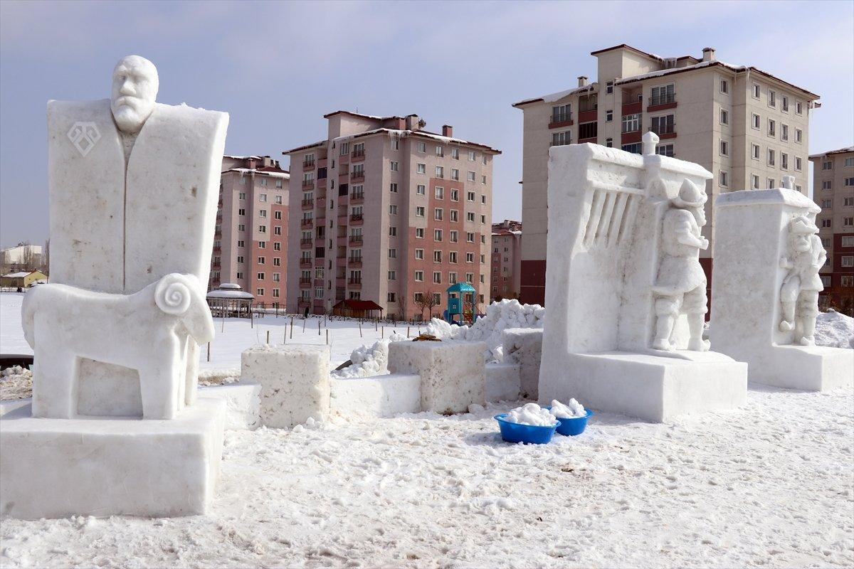 Ağrı'da kar festivali için masal kahramanlarının kardan heykelleri yapıldı