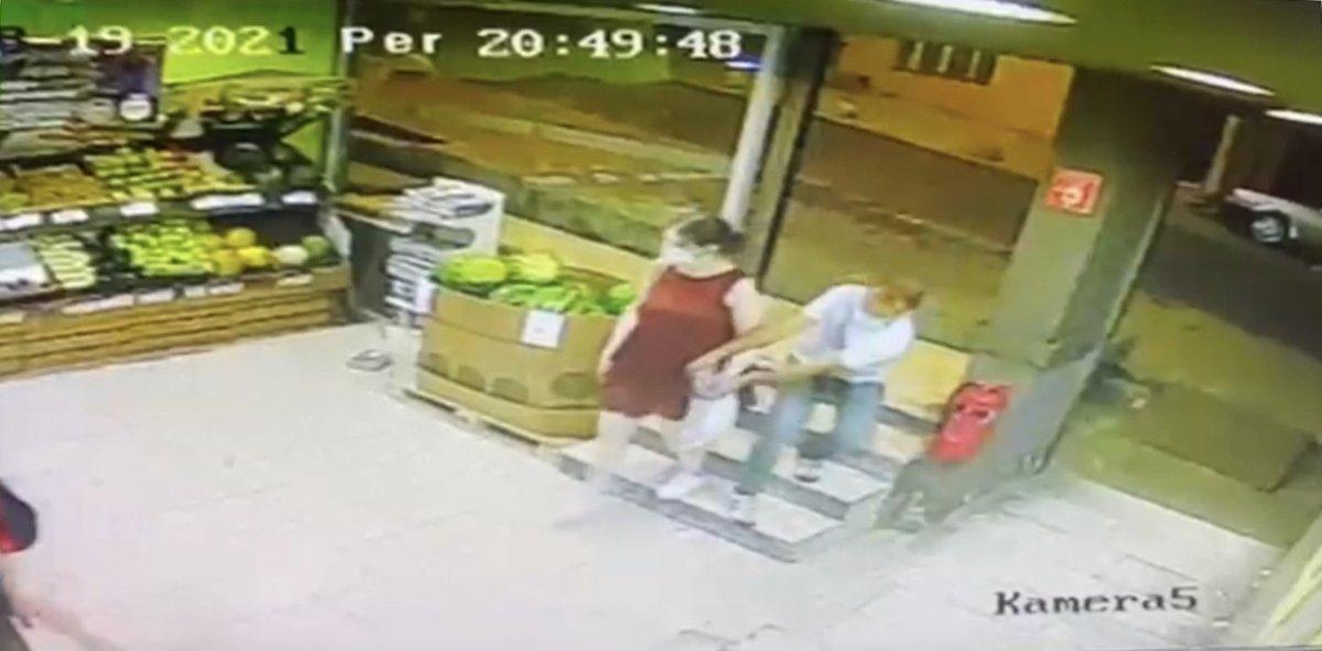 Beyoğlu’nda genç kıza kapkaç kamerada