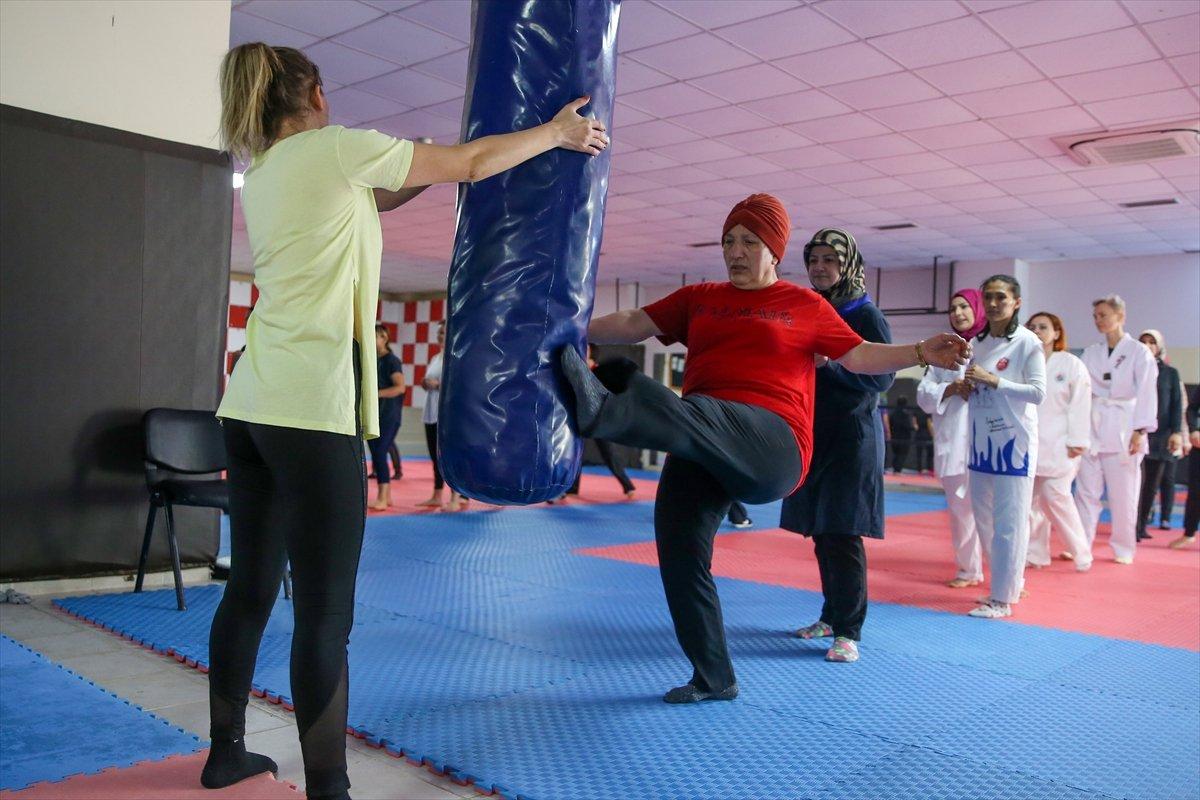 Antalya'da ev hanımları, kendilerini korumak için tekvando öğreniyor