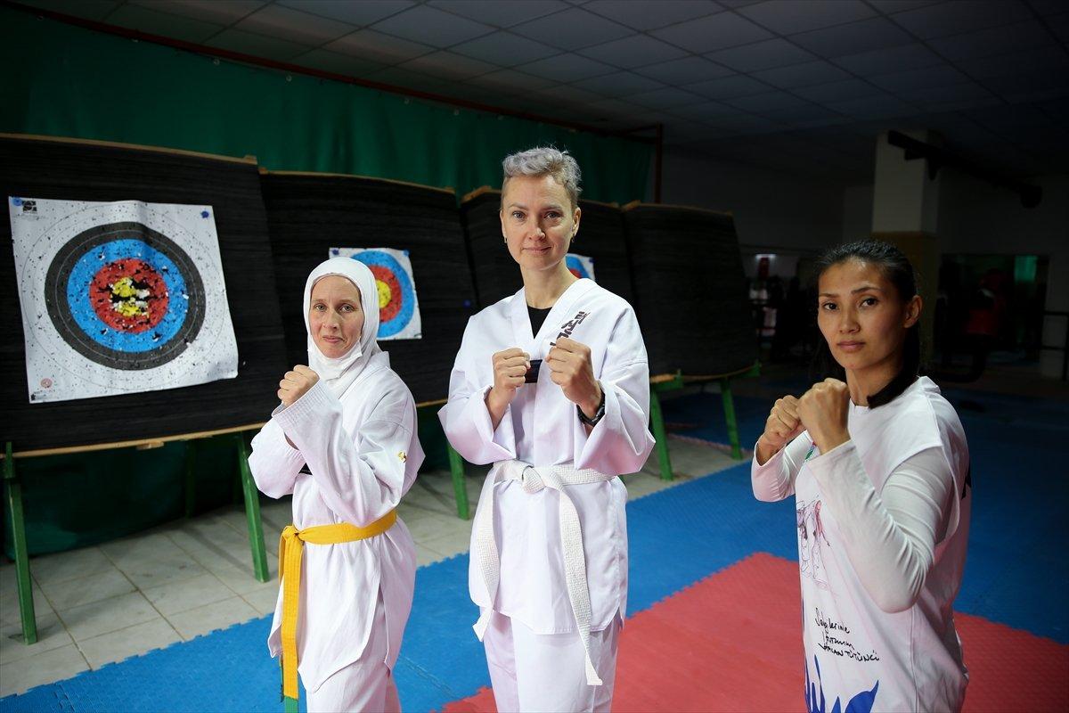 Antalya'da ev hanımları, kendilerini korumak için tekvando öğreniyor