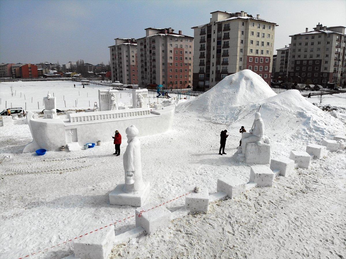 Ağrı'da kar festivali için masal kahramanlarının kardan heykelleri yapıldı