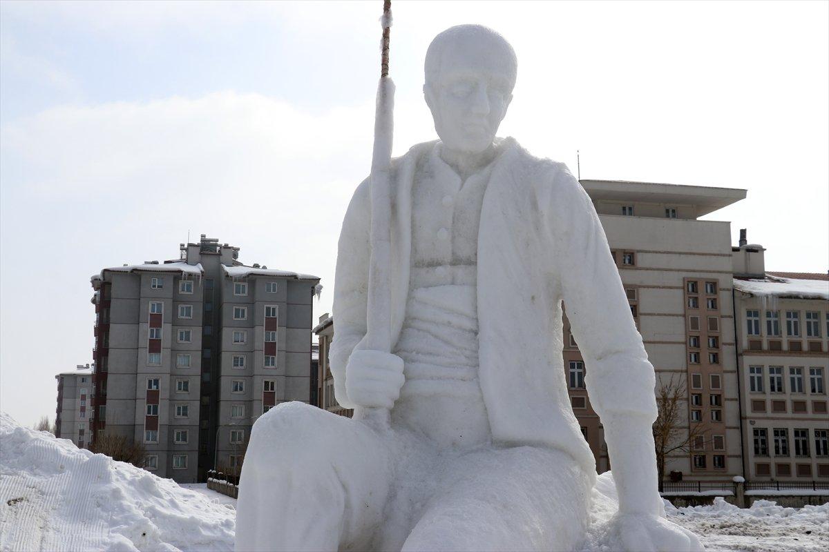 Ağrı'da kar festivali için masal kahramanlarının kardan heykelleri yapıldı