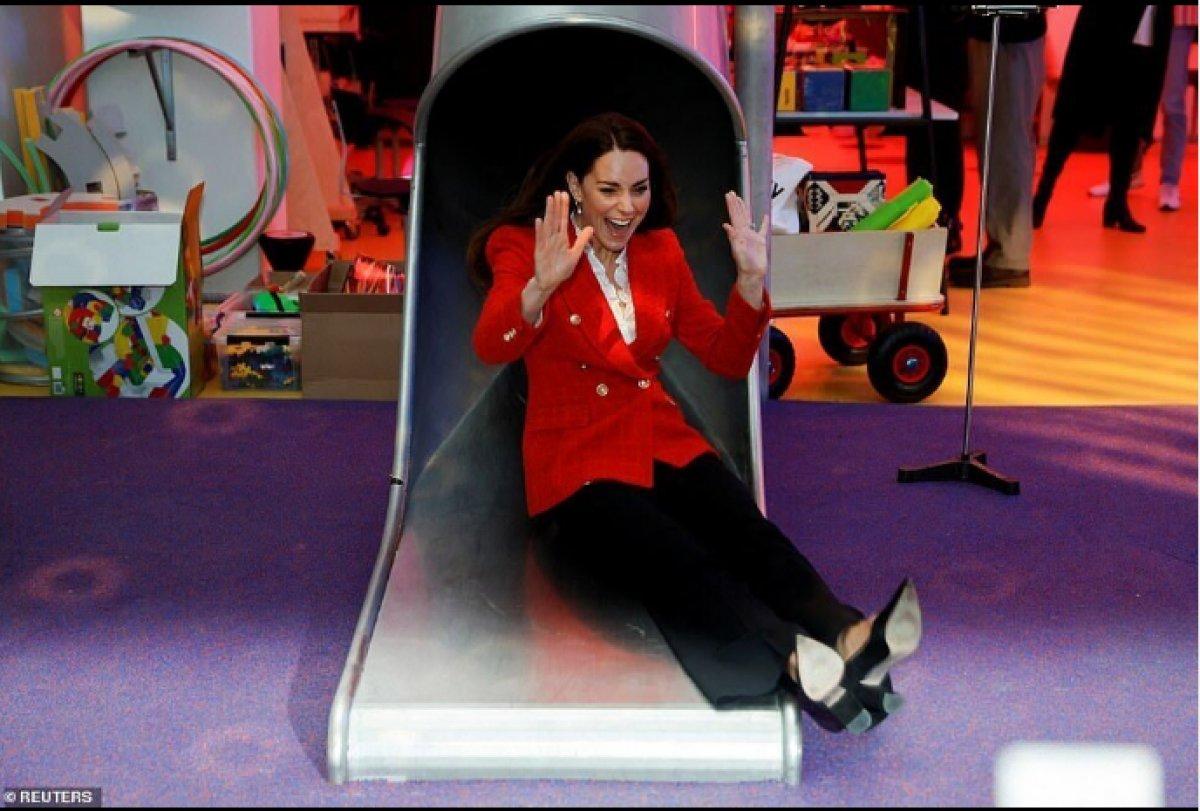 Kate Middleton kaydıraktan kaydı