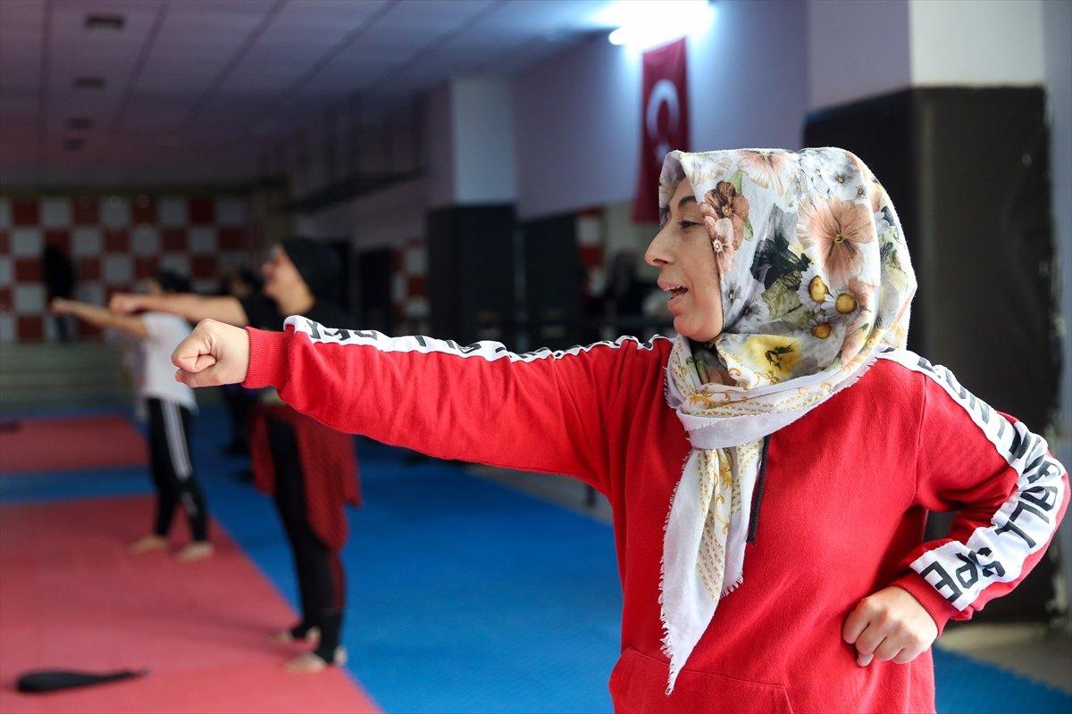 Antalya'da ev hanımları, kendilerini korumak için tekvando öğreniyor