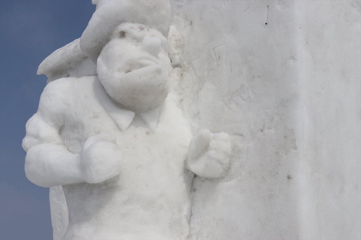 Ağrı'da kar festivali için masal kahramanlarının kardan heykelleri yapıldı