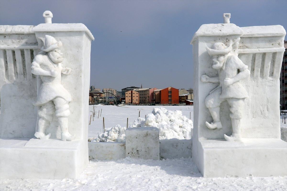 Ağrı'da kar festivali için masal kahramanlarının kardan heykelleri yapıldı