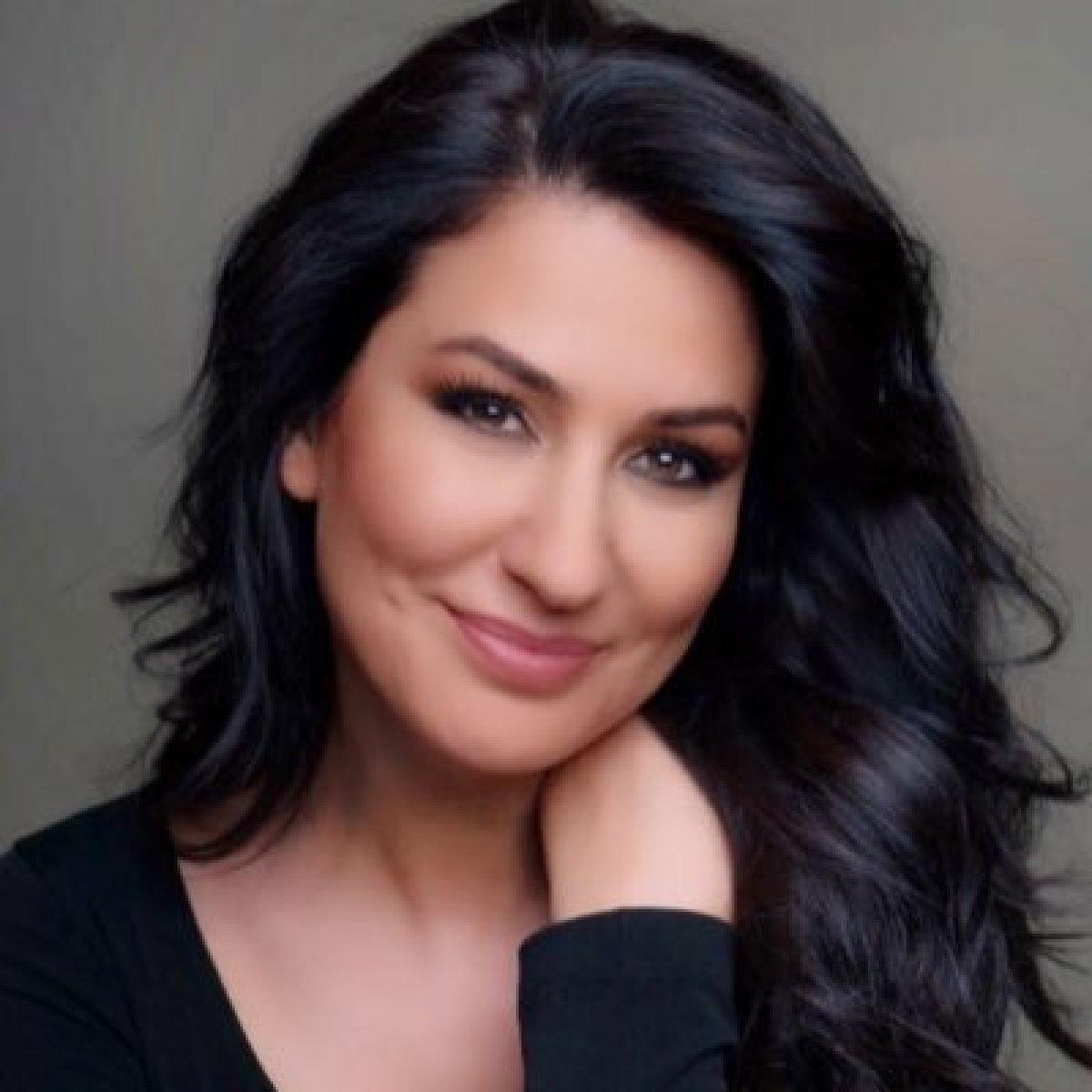 İclal Aydın, Üç Kız Kardeş romanını anlattı