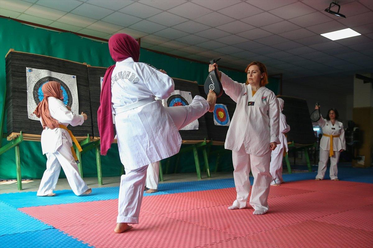 Antalya'da ev hanımları, kendilerini korumak için tekvando öğreniyor