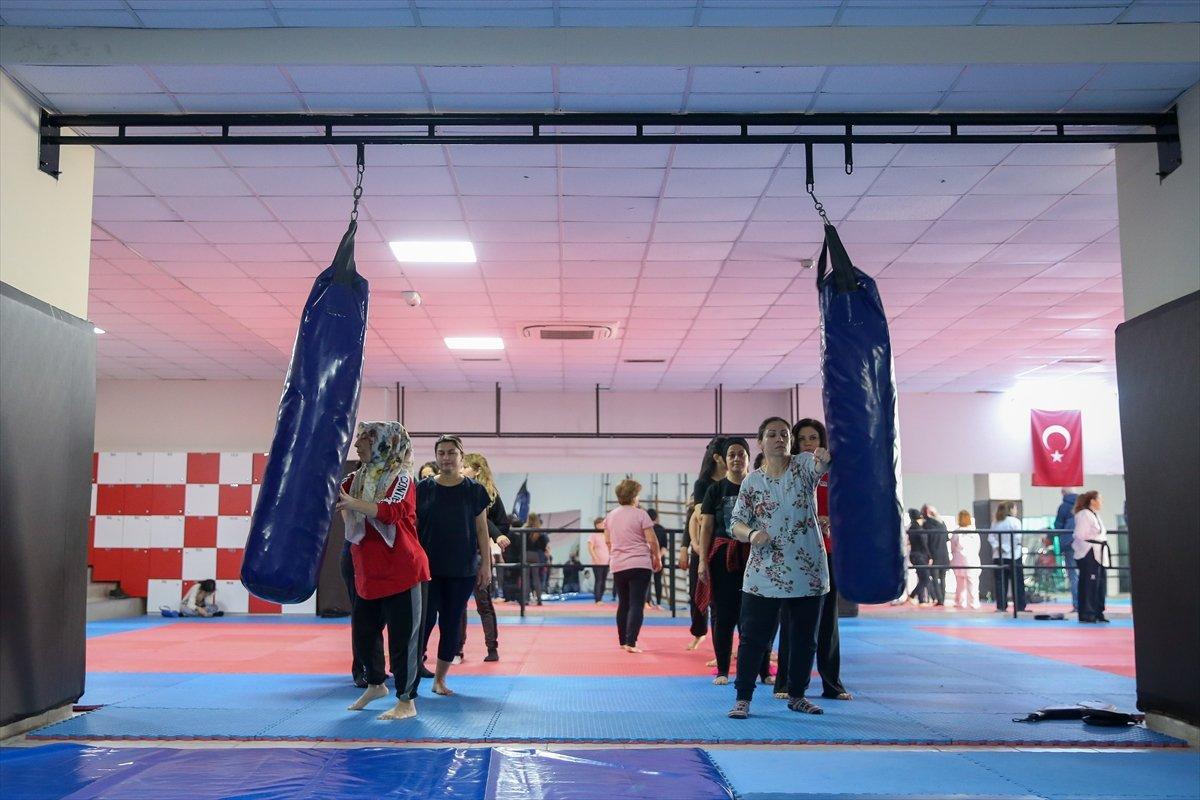 Antalya'da ev hanımları, kendilerini korumak için tekvando öğreniyor