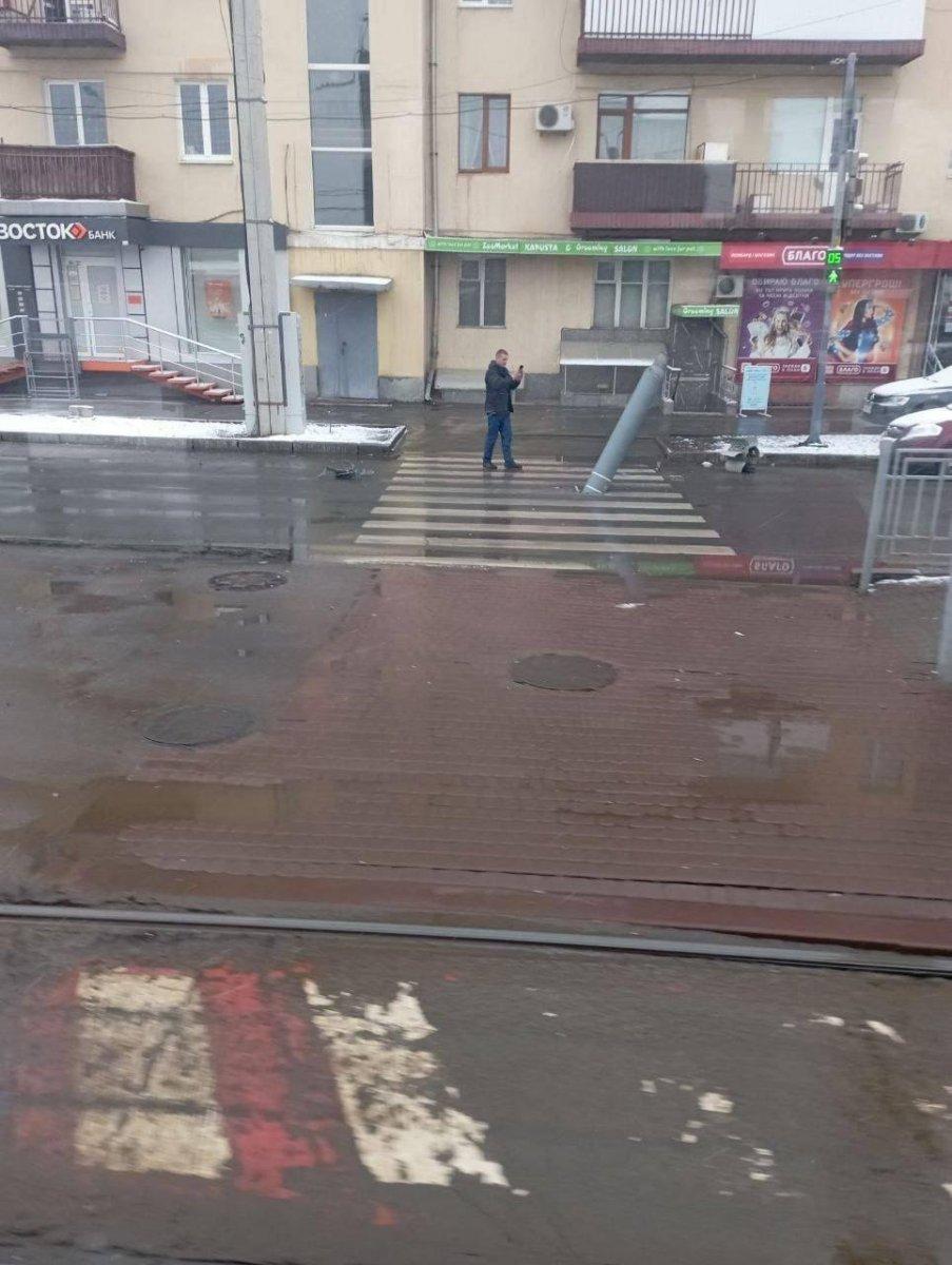 Ukrayna'da düşen roket patlamadan yere saplandı