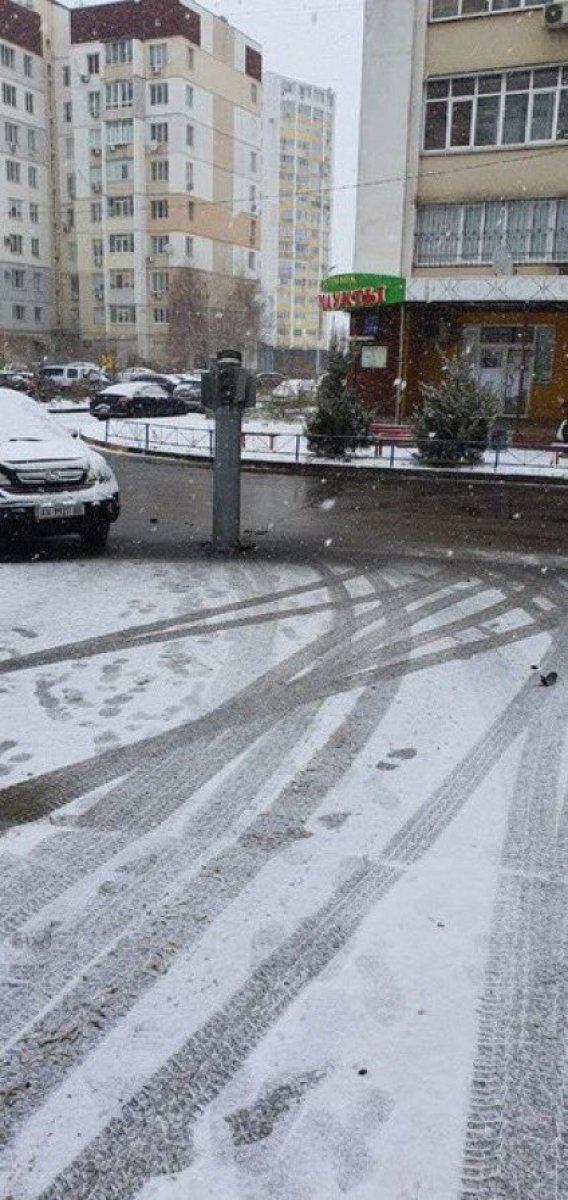 Ukrayna'da düşen roket patlamadan yere saplandı