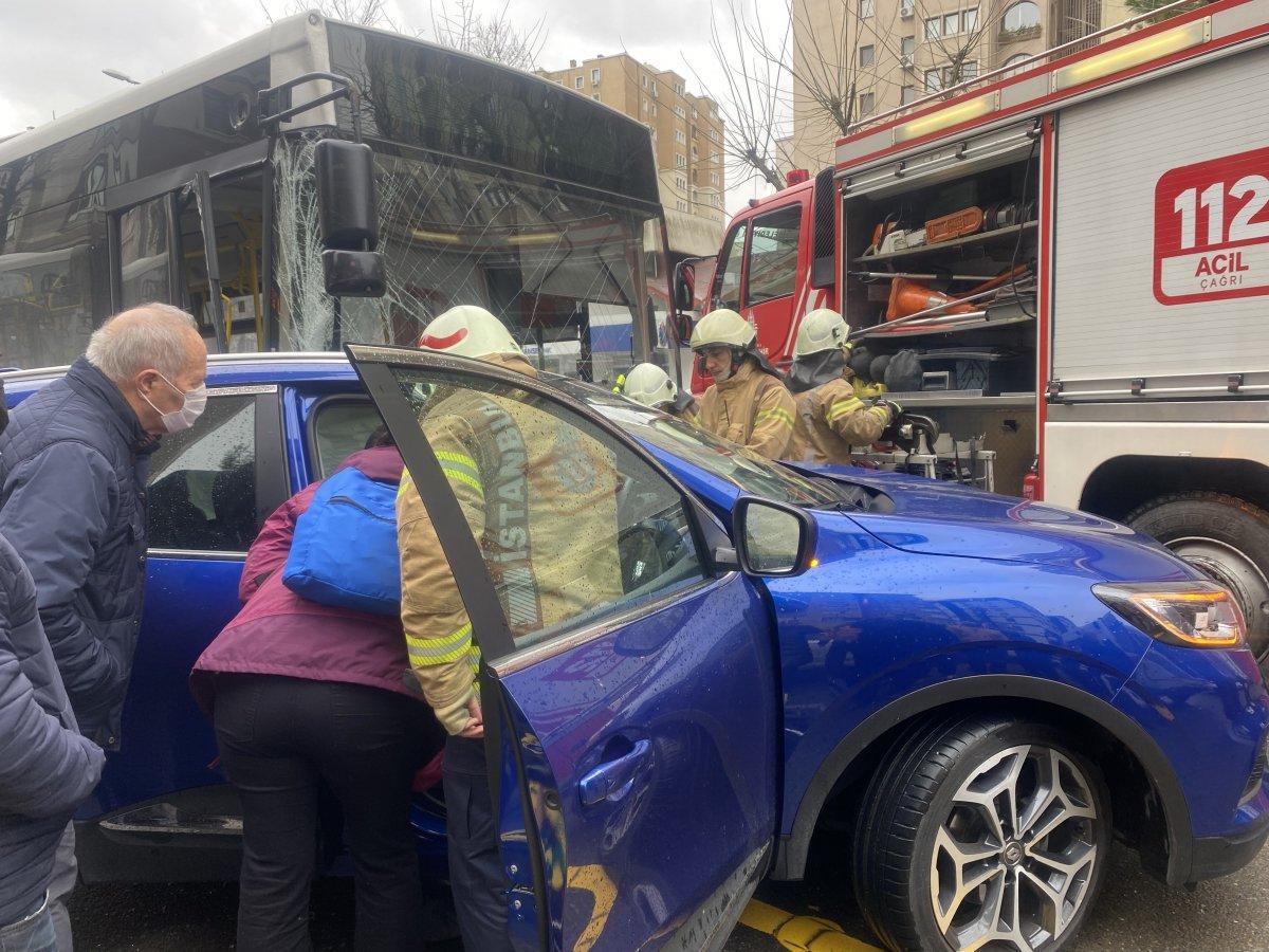 Kadıköy'de İETT otobüsü çarptı, sürücü araca sıkıştı