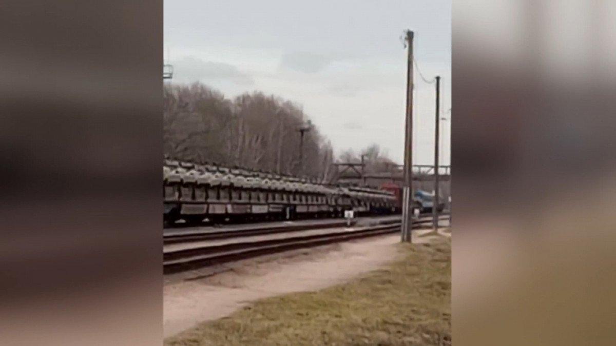 Belarus'tan Ukrayna'ya gidecek olan Rus tankları