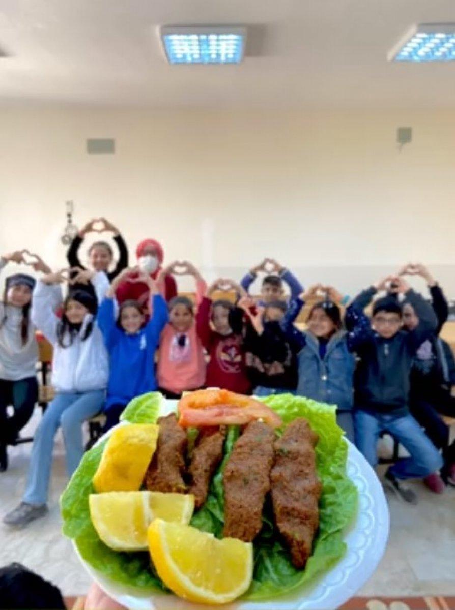 Şanlıurfa'da bir müzik öğretmeni, öğrencilerle sıra gecesi düzenledi