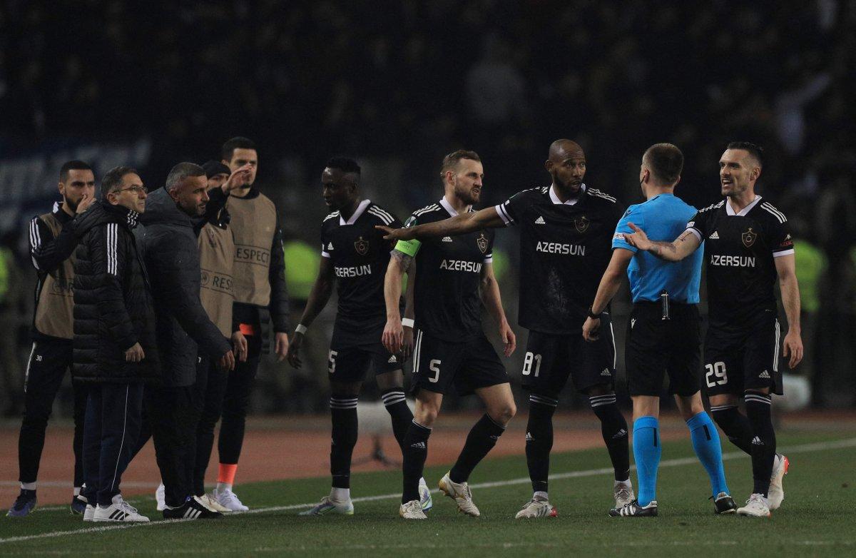 Oyuncusunun elle attığı golü teknik direktörü iptal ettirdi