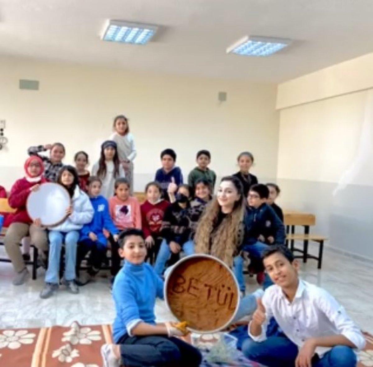 Şanlıurfa'da bir müzik öğretmeni, öğrencilerle sıra gecesi düzenledi