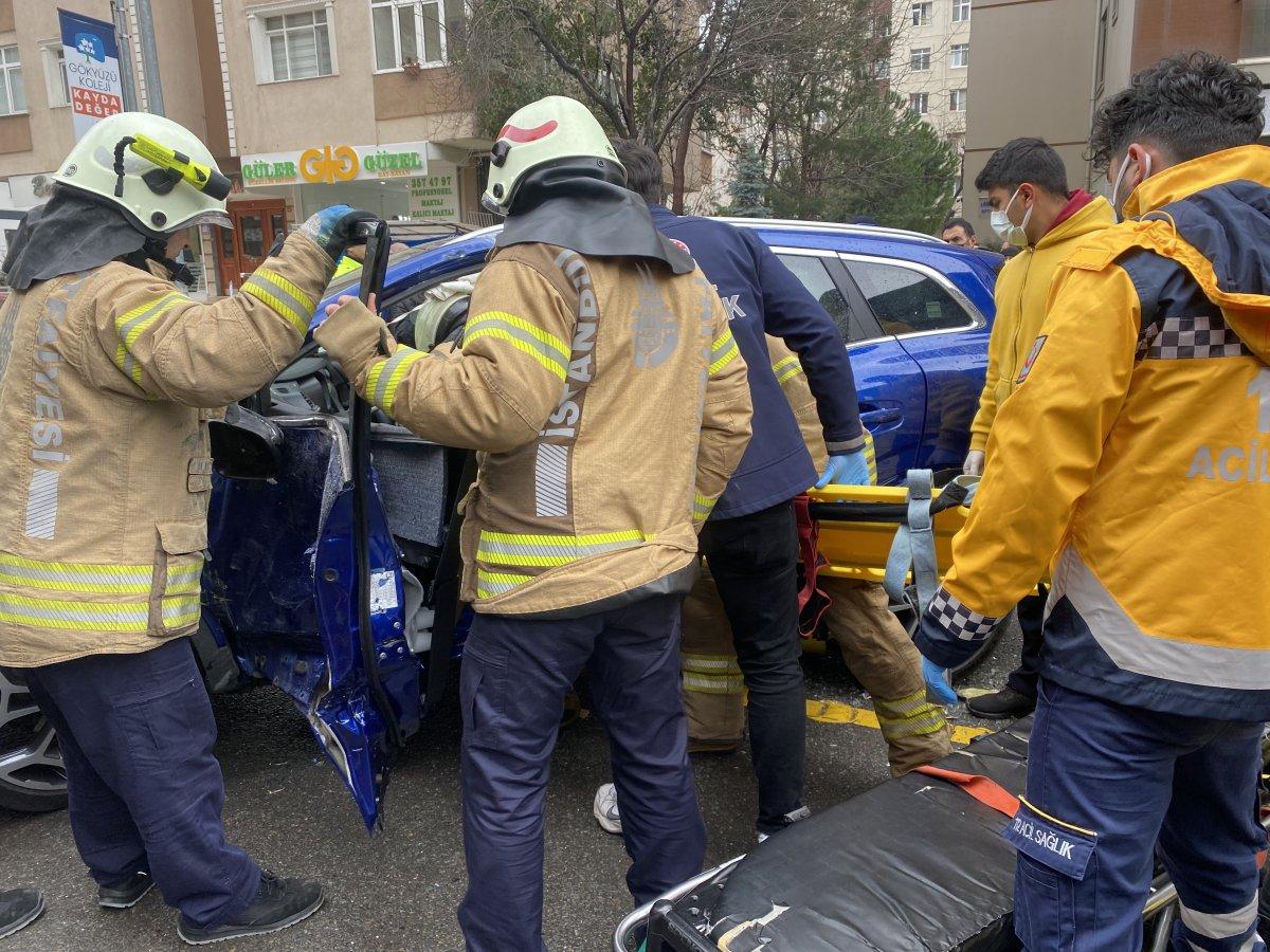 Kadıköy'de İETT otobüsü çarptı, sürücü araca sıkıştı
