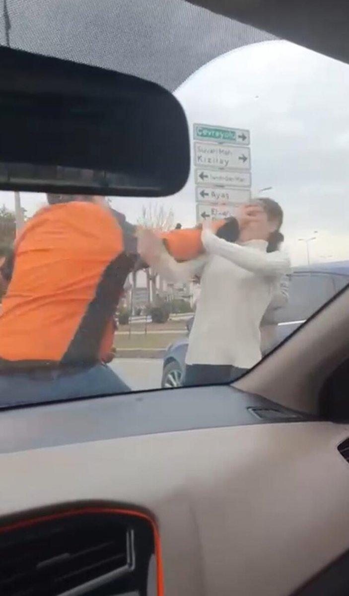 Ankara'da kadın şoför ile moto kuryenin yol verme kavgası