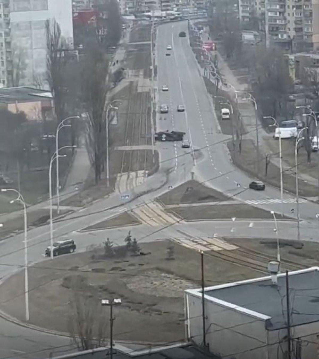 Rus tankı, Ukrayna'da sivil aracı ezdi