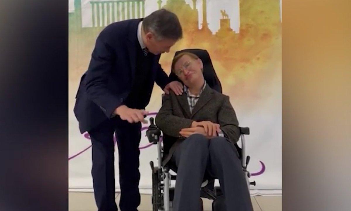 Melih Gökçek, Stephen Hawking'in mum heykeliyle konuştu