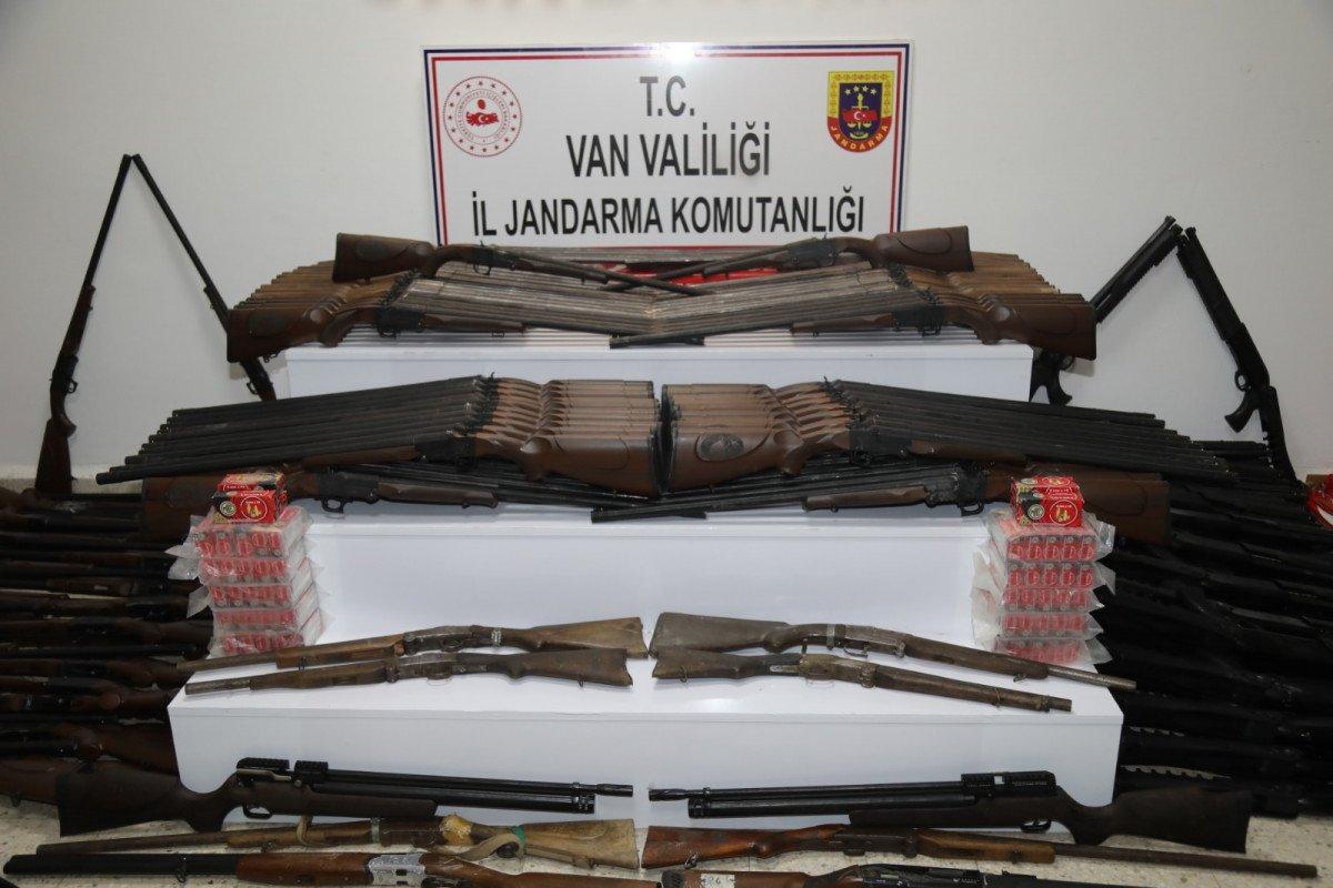 Van’da, kaçakçıların bıraktığı atlara yüklü yüzlerce tüfek ele geçirildi