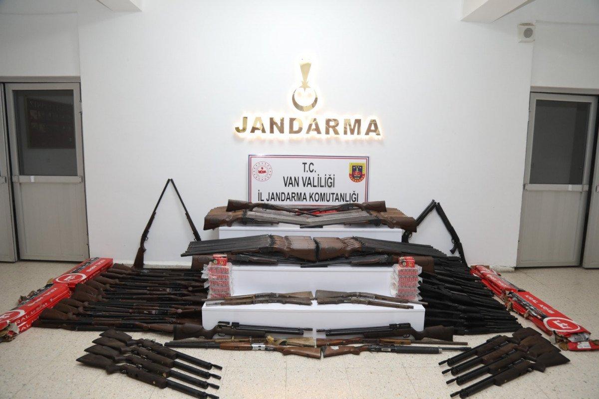 Van’da, kaçakçıların bıraktığı atlara yüklü yüzlerce tüfek ele geçirildi