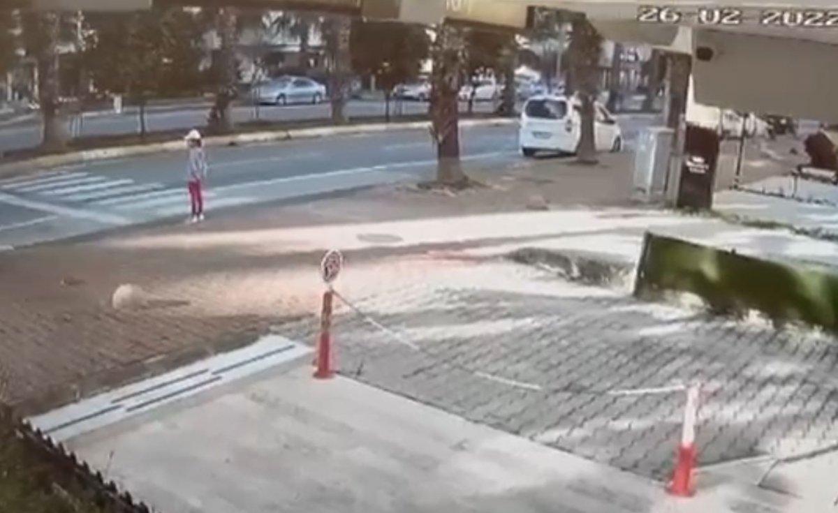 Antalya'da yaya geçidinde kaza: Otomobil çocuğa çarptı