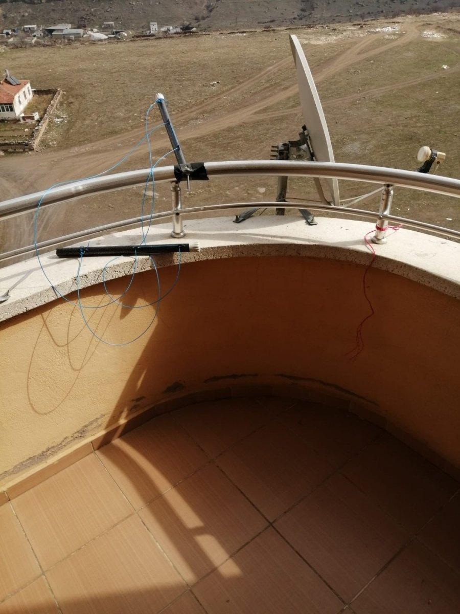 Kayseri'de aranan şahıs, polisi görünce alt katın balkonuna atladı