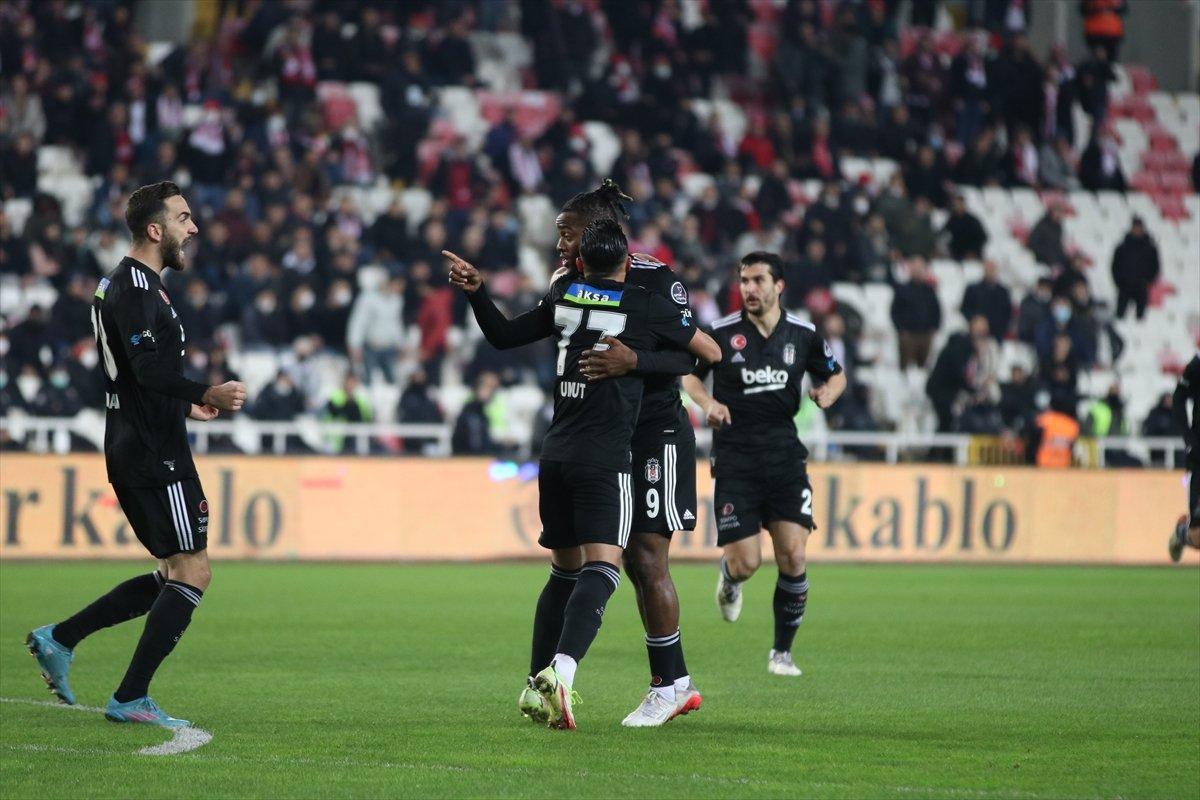 Önder Karaveli: Toplar direkten döndü biz dönmedik