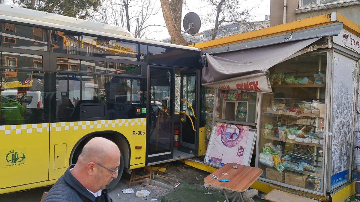 Beyoğlu’nda İETT otobüsü, Halk Ekmek büfesine girdi