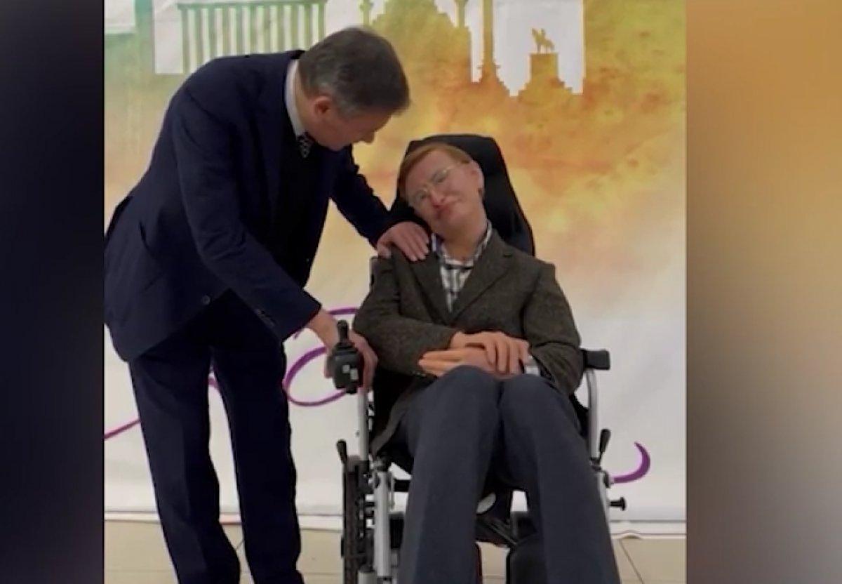 Melih Gökçek, Stephen Hawking'in mum heykeliyle konuştu