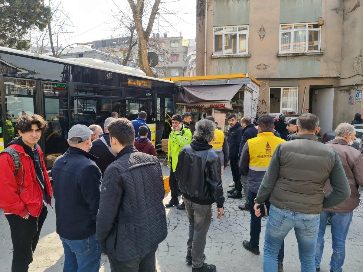 Beyoğlu’nda İETT otobüsü, Halk Ekmek büfesine girdi